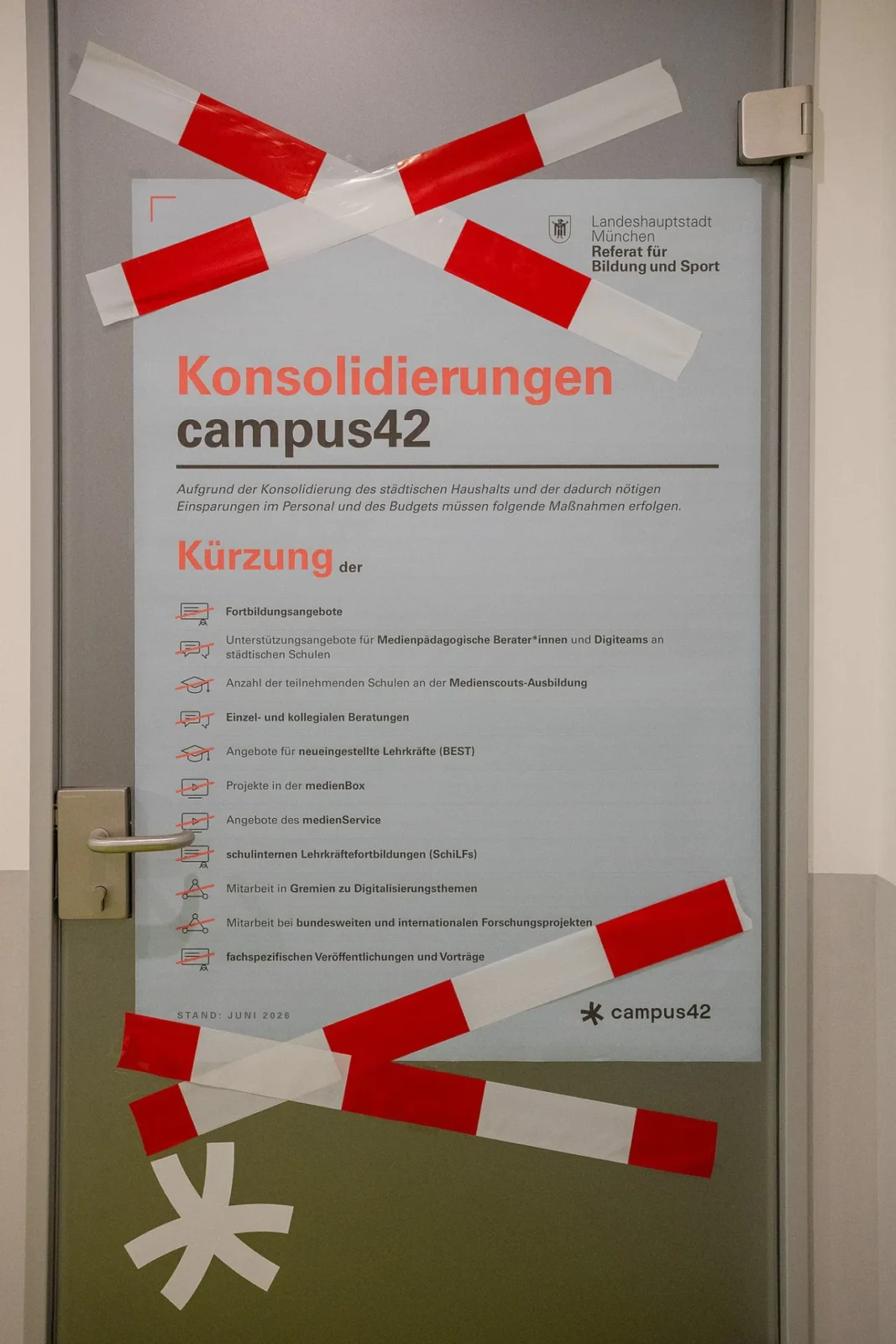 Plakat „Konsolidierungen campus42" listet Kürzungen bei Fortbildungen, medienBox und medienService, quer Absperrband