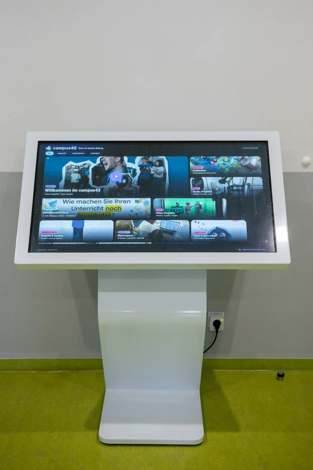 Touchscreen-Stele zeigt das campus42-Angebot: Imagefilm, medienService, Video-Projekte, Makerspace, Robotik und Game Design
