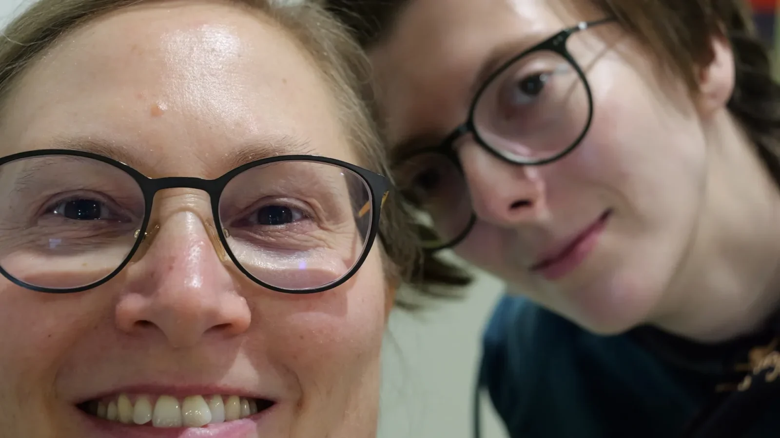 Zwei Frauen lachen dicht vor der Kamera, Nahaufnahme im Weitwinkel