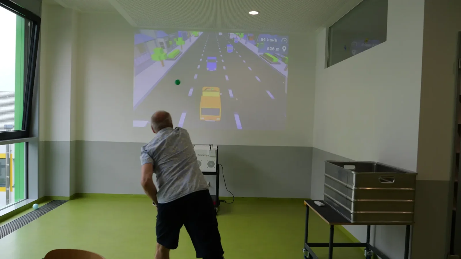Person spielt ein interaktives Wurfspiel an der Wandprojektion