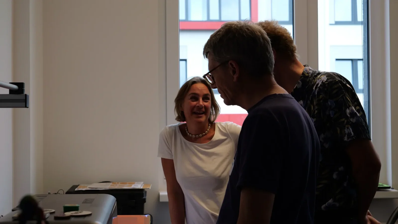 Gespräch am Lasercutter-Tisch im Makerspace