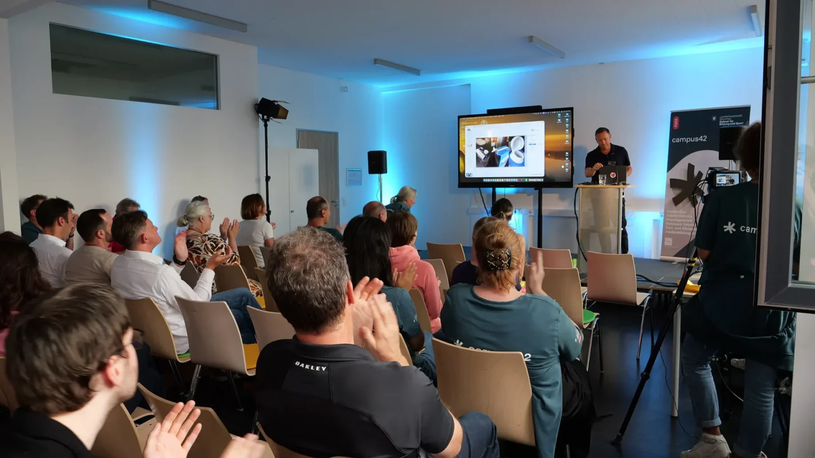 Applaudierendes Publikum am Ende des Impulsvortrags