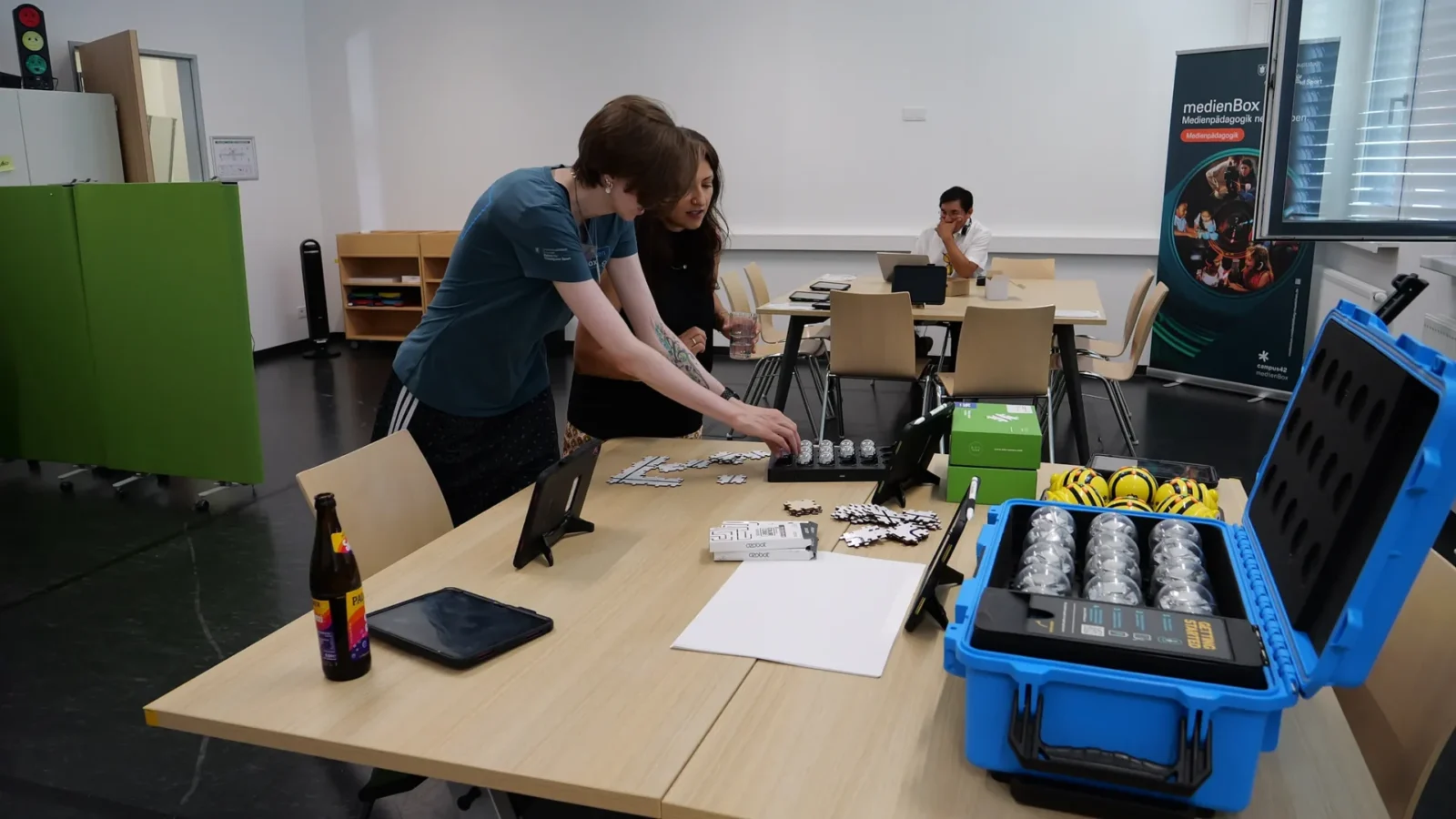 Beratung an einem Tisch mit Ozobot-Robotern, Tablets und Bee-Bots aus der medienBox