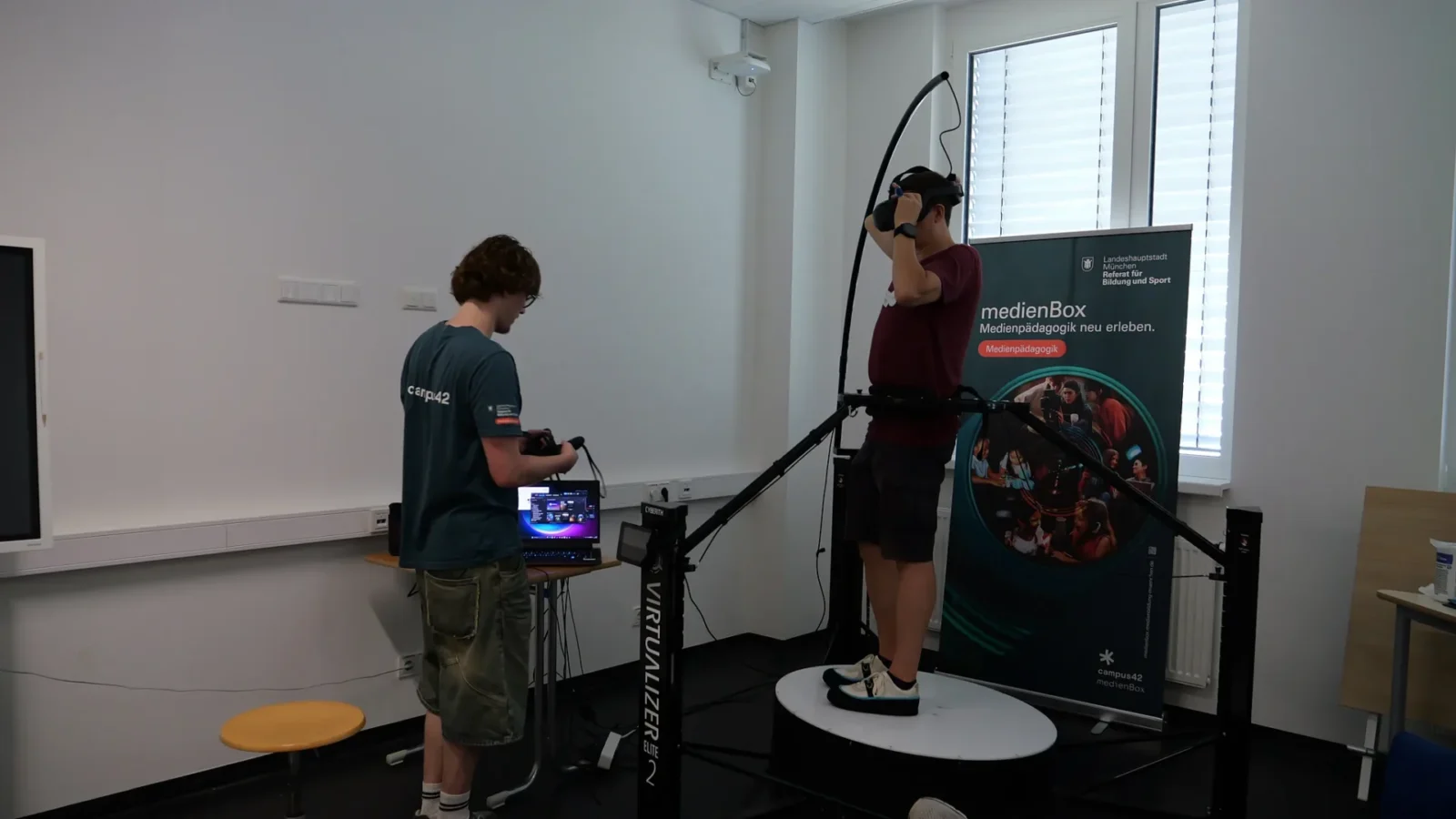 VR-Demo auf der Laufplattform Virtualizer Elite 2, Betreuer steuert am Laptop
