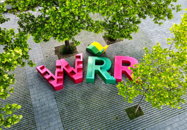 Wilhelm-Röntgen-Realschule - Logo als Sitzmöglichkeit im Schulgelände